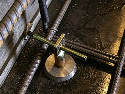 K čemu se používá vkládací magnet v prefabrikovaných formách?